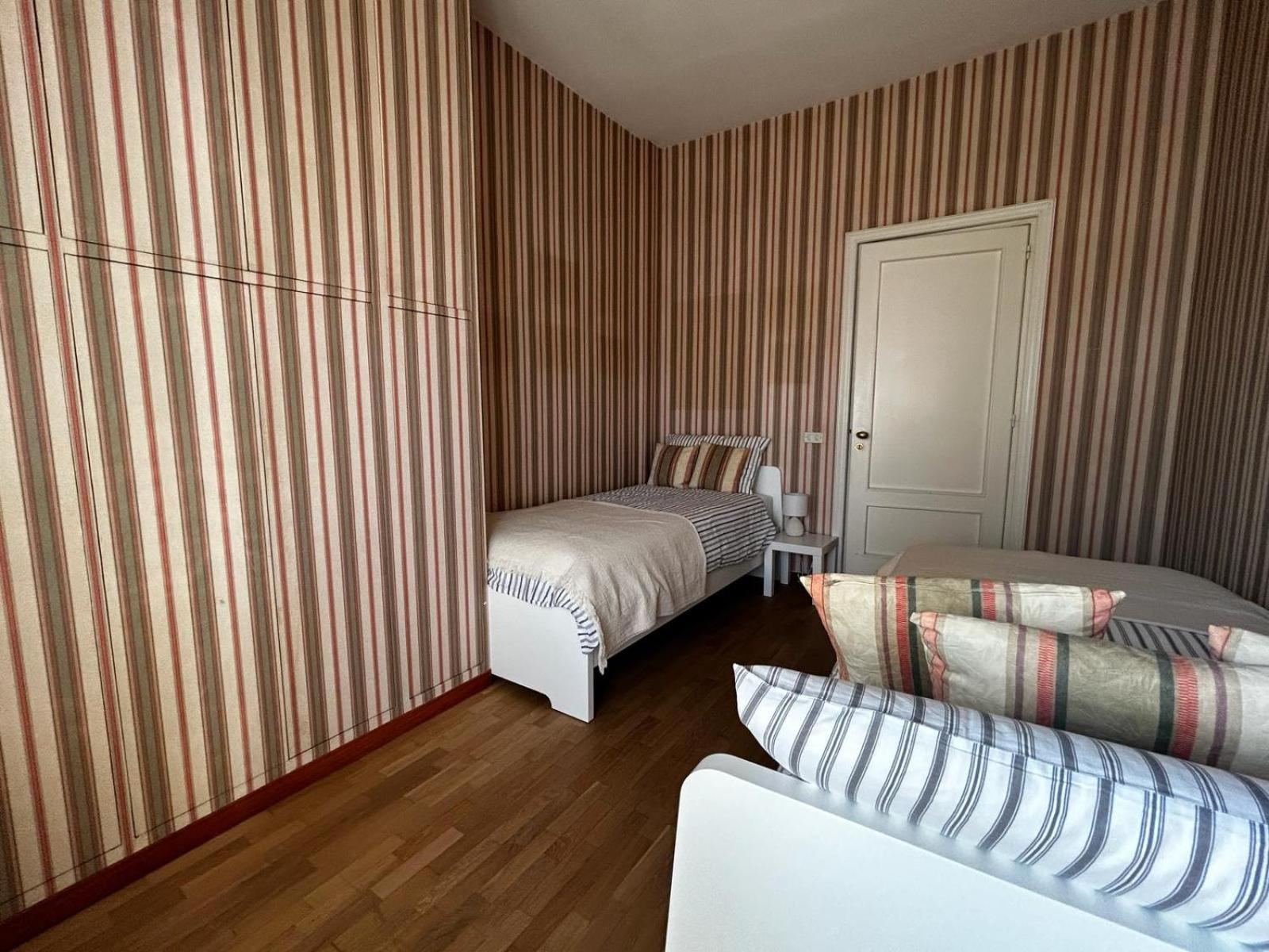 Front Beach Apartment - 3 Bedrooms Bari Exterior photo